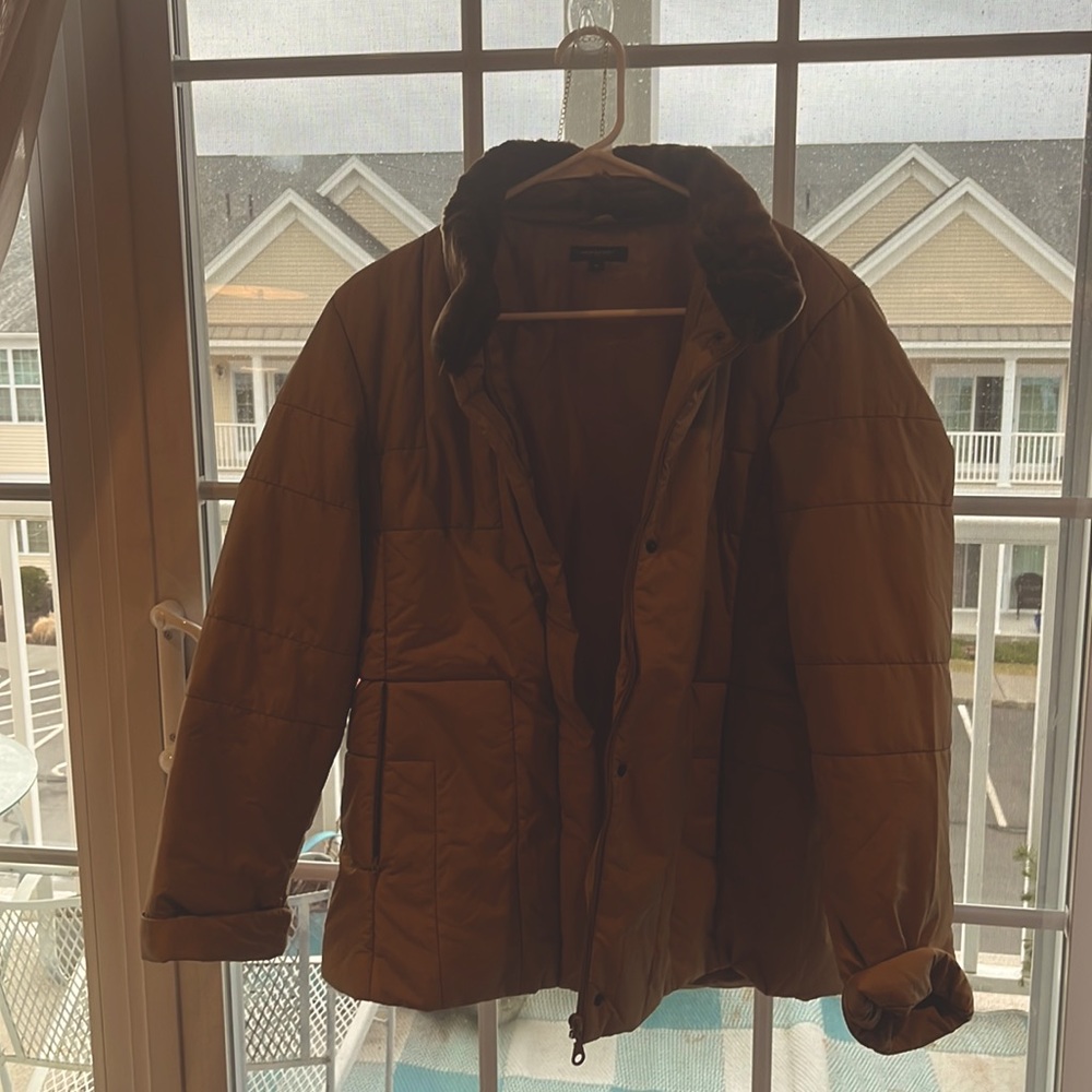 Lightweight quilted authentic Burberry quilted jacket with faux fur collar .